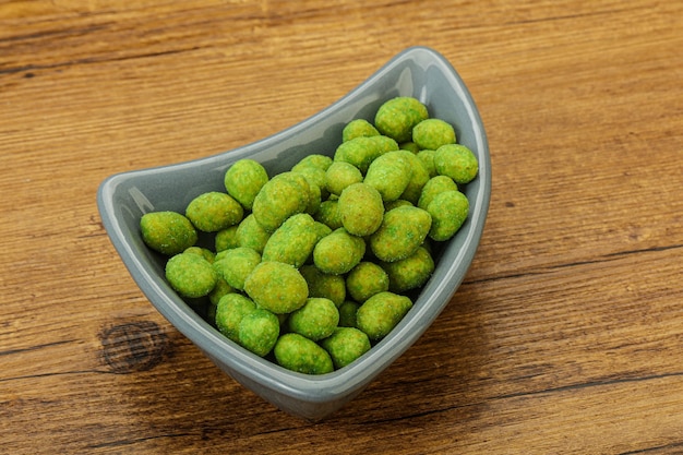 Des arachides wasabi épicés dans le bol