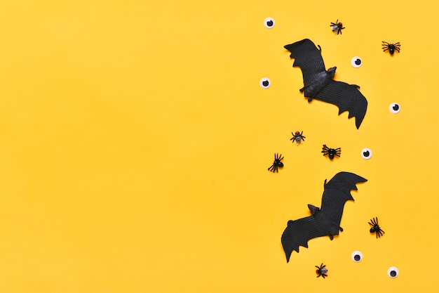 Araignées noires et mouches pour Happy Halloween