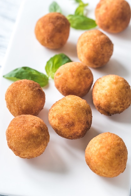 Arancini sur la plaque blanche