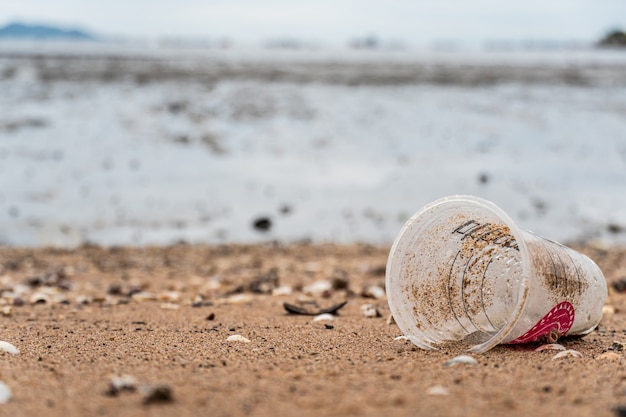 Arbage sur la plage détruit l'environnement. Journée mondiale de l'environnement. Sensibilisation au plastique et jour de la Terre.