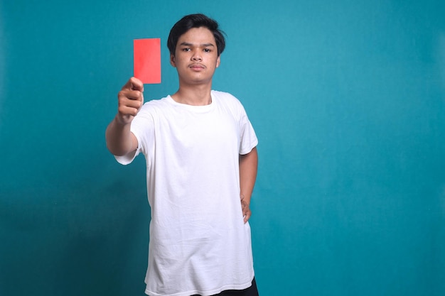 Arbitre de football asiatique montrant un carton rouge