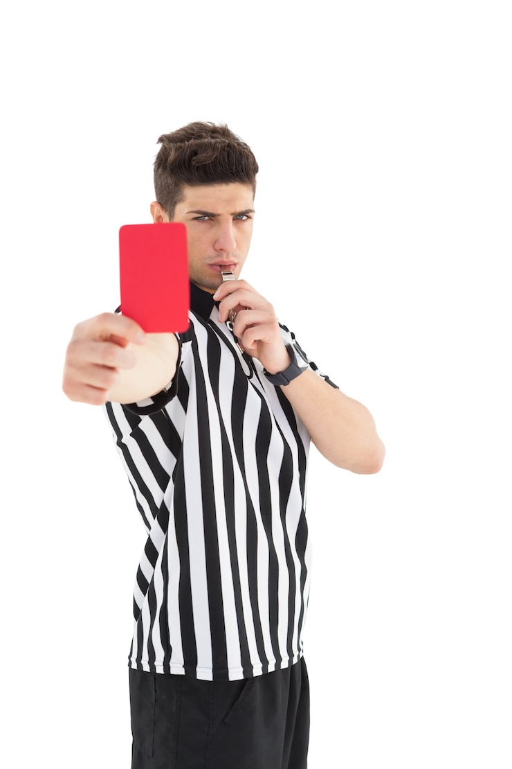 Photo arbitre sévère montrant le carton rouge