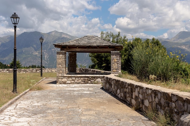 Arbor en pierre dans les montagnes Tzoumerka Épire Grèce