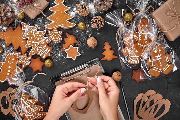 Arbre à biscuits de Noël fait avec un emporte-pièce en forme d'étoile en pain d'épice et une pâtisserie du nouvel an décoré de corde b...