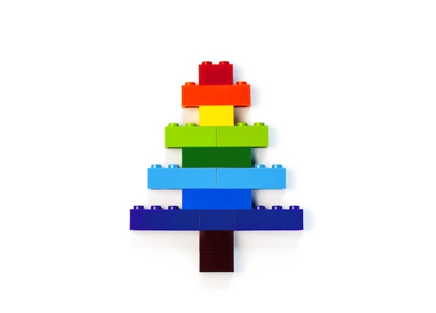 Arbre coloré fait de cubes en plastique