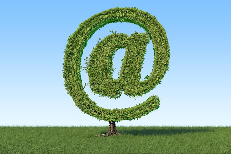 Photo arbre en forme de symbole de courrier sur l'herbe verte contre le ciel bleu rendu 3d