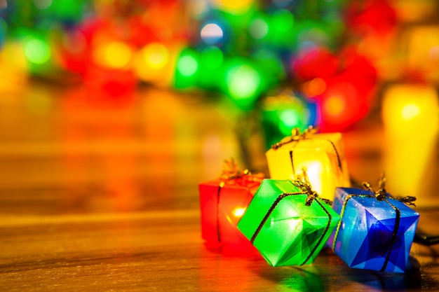 Photo arbre de noël ampoules cadeau boîte closeup sur bois