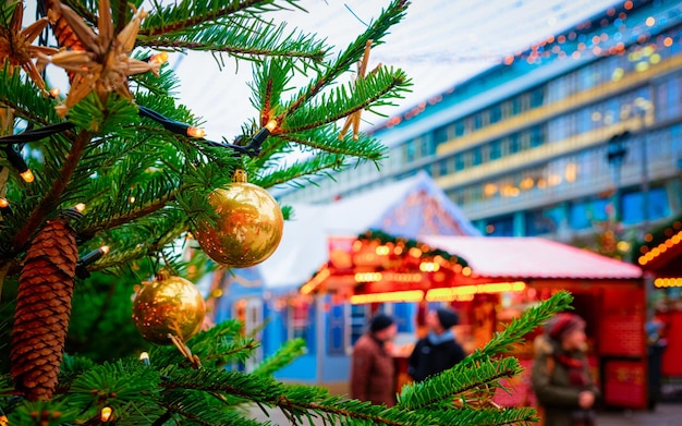 Arbre de Noël au marché de Noël en Allemagne en Europe en hiver. Noël de rue allemand et foire de vacances dans une ville ou une ville européenne. Église du Souvenir Kaiser Wilhelm. Verre