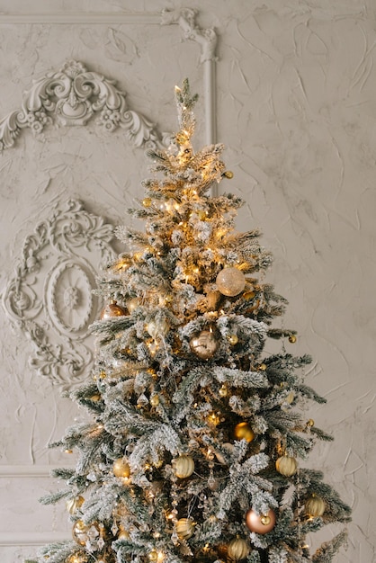 Arbre de Noël avec de beaux jouets élégant décor de Noël et du Nouvel An