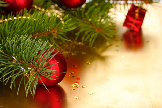 Arbre de Noël avec de belles boules du Nouvel An sur table