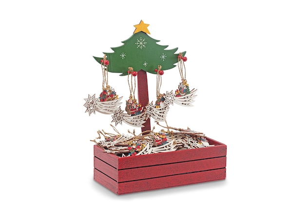 Un arbre de Noël en bois avec trois oiseaux dessus