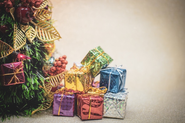 Arbre de Noël avec une boîte cadeau sur fond de bokeh.