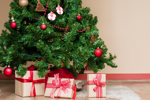 arbre de Noël avec boîte à cadeaux