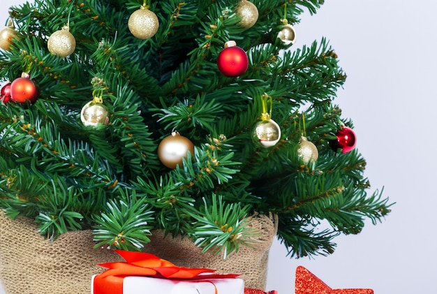 arbre de Noël avec boîte à cadeaux