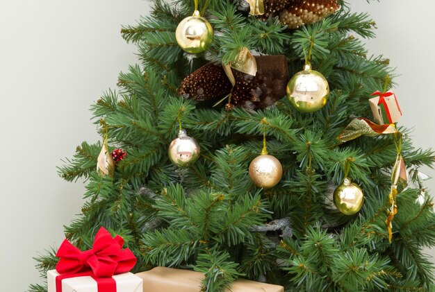 Photo arbre de noël avec boîte à cadeaux