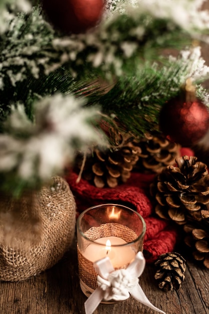 Arbre de Noël avec bougie et cônes Composition de Noël Veille de Noël