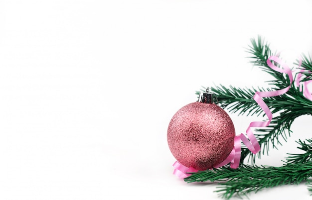 Arbre de Noël avec boule de jouet et serpentine