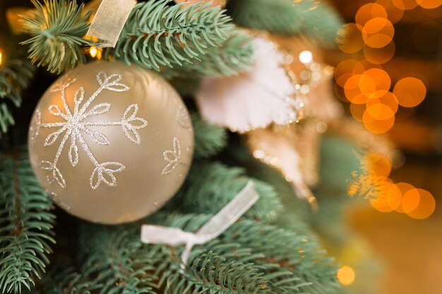 Arbre de Noël avec boule d'or avec flocon de neige. Thème de bonne année