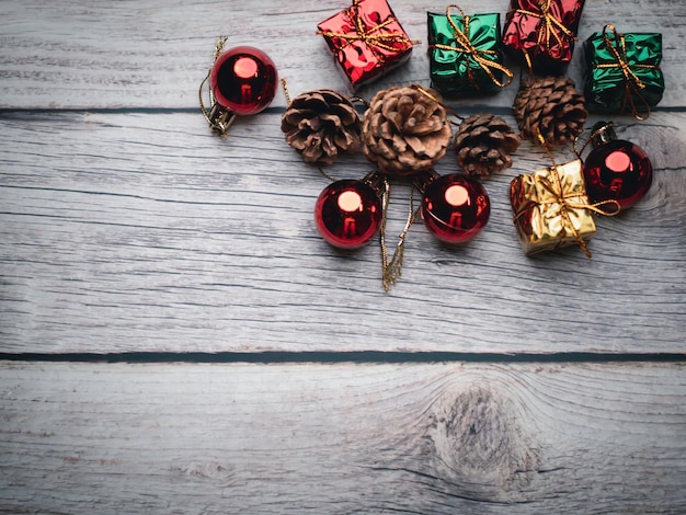 Arbre de Noël et boules de boîte-cadeau Bokeh guirlandes dans le bloc de cube d'arrière-plan flou pour contenir le but de faire des affaires en surmontant Développer des idées pour la nouvelle année 2023x9