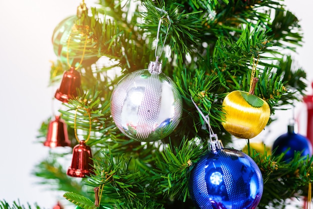 Arbre de Noël avec des boules colorées et des coffrets cadeaux isolés on white