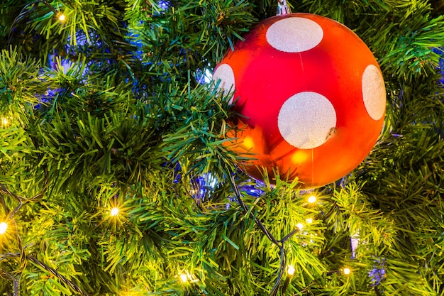 Arbre de Noël avec des boules colorées et fond de cadeau