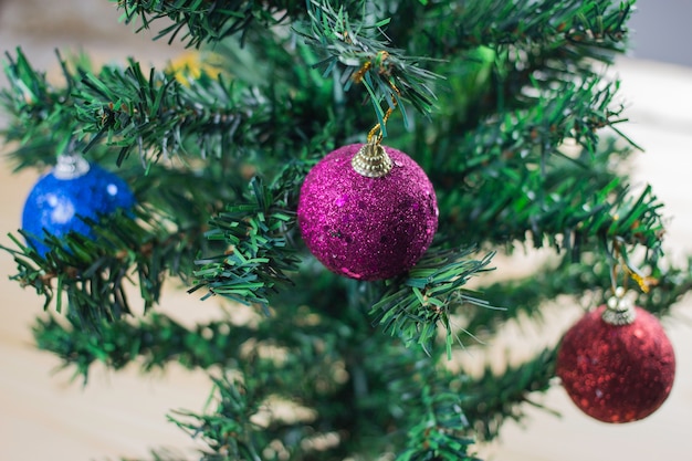 Arbre de Noël avec des boules de Noël. focalisation sélective