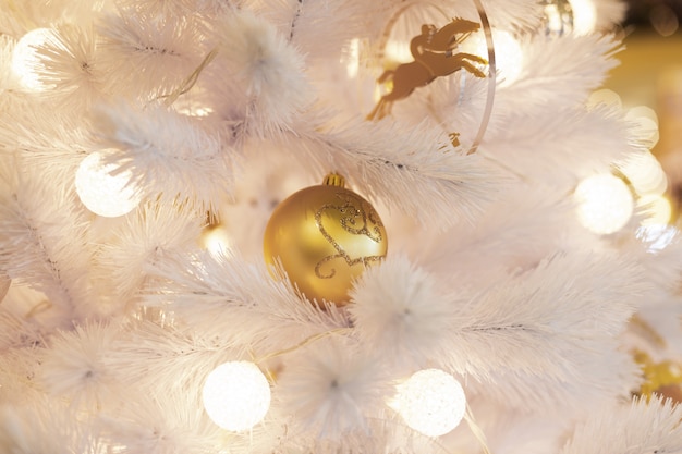 Arbre de Noël avec des boules d'or. Fond de célébration du nouvel an.