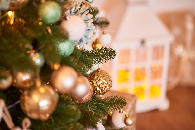 Arbre de Noël avec des boules en or