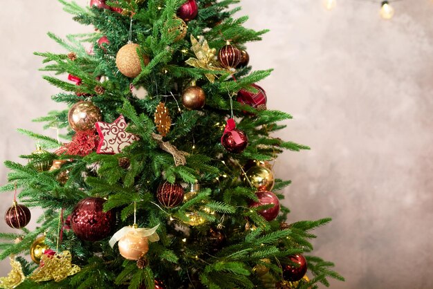 Arbre De Noël Avec Des Boules Rouges Et Or. Place Pour Votre Texte. Notion De Noël. Intérieur De Maison De Noël Avec Sapin Blanc