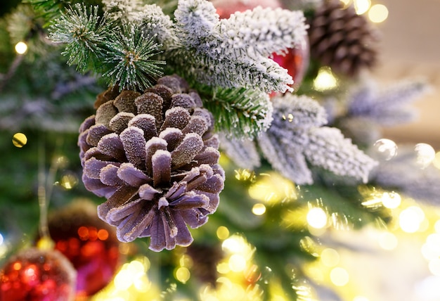 Arbre de Noël avec des boules rouges.