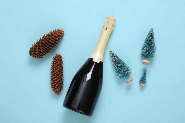 Arbre de Noël de bouteille de vin et cônes sur un fond bleu