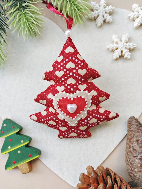 Arbre de Noël bricolage pour la décoration de Noël. Boules de Noël faites à la main zéro déchet