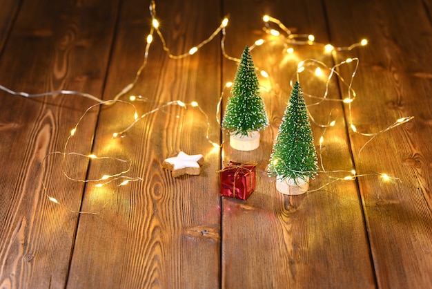 Arbre de Noël et cadeau de Noël sur une table en bois sur fond de boke