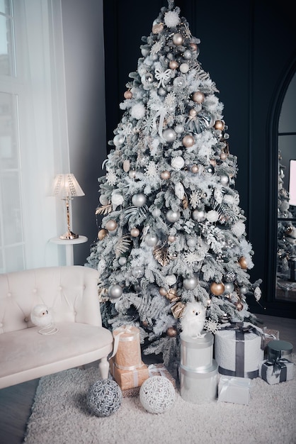 Arbre de Noël avec cadeau se bouchent. Intérieur de Noël.