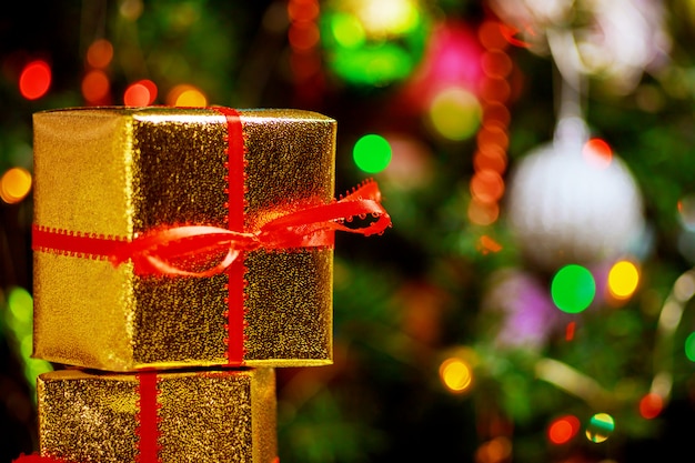 Photo arbre de noël avec des cadeaux, beau concept de boîtes de cadeau de noël.