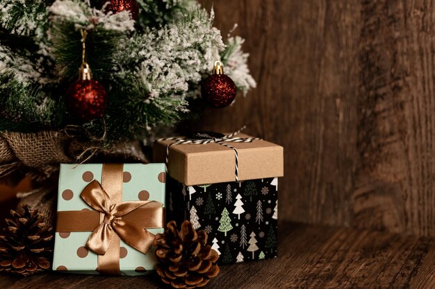 Arbre de Noël avec des cadeaux Décor de Noël Les cadeaux sont sous l'arbre de Noël