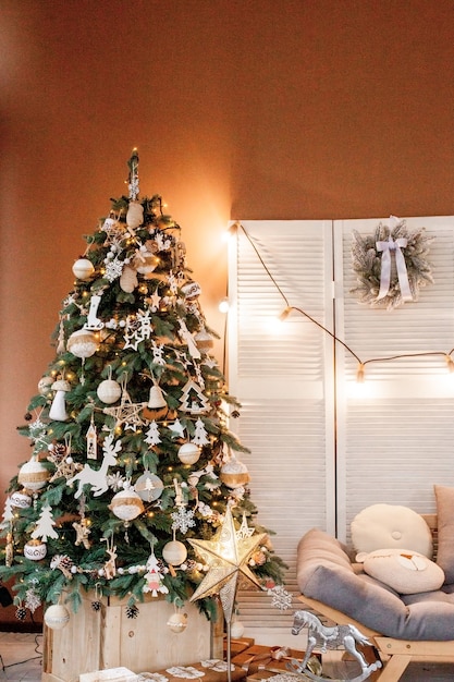 Arbre de Noël avec des cadeaux en dessous dans le salon