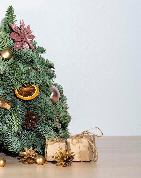 Arbre de Noël avec des cadeaux sur la table