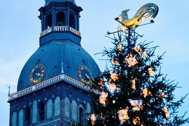 Arbre de Noël et cathédrale de Riga sur la place du Dôme en hiver Riga en Lettonie.