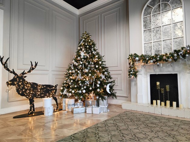 Arbre de Noël avec un cerf festif dans une belle salle