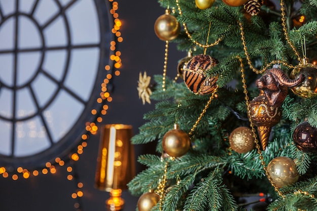 Arbre de Noël classique décoré du nouvel an avec jouet et ballon de décorations en or doré