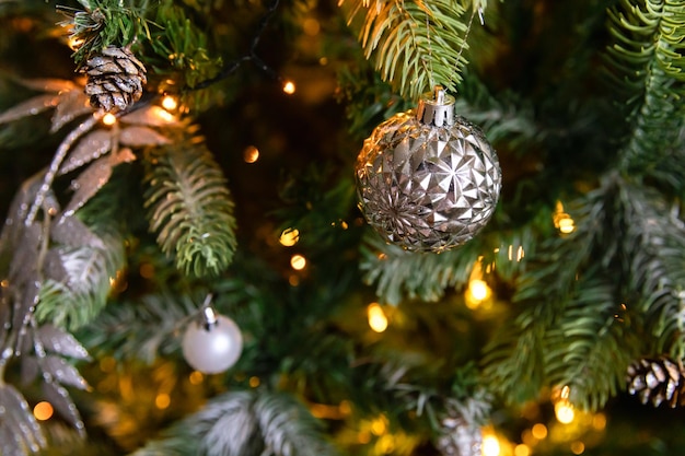 Arbre de noël classique décoré de nouvel an avec des ornements de décorations blanches et argentées