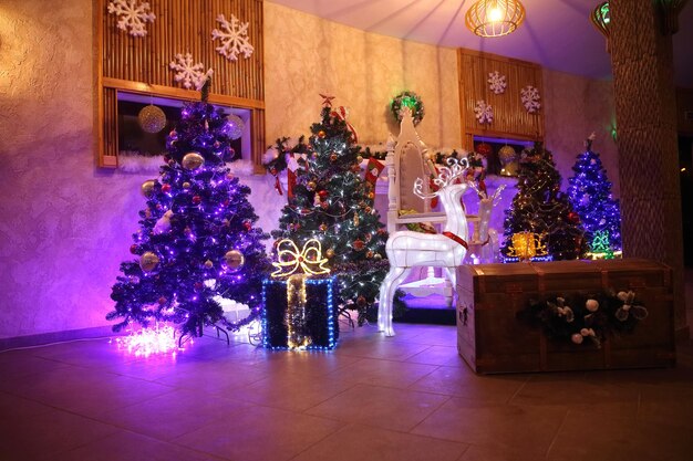 Arbre de Noël et coffrets cadeaux dans le salon cosy