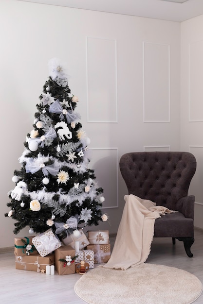 Photo arbre de noël avec des coffrets cadeaux. décorations du nouvel an. intérieur du nouvel an.