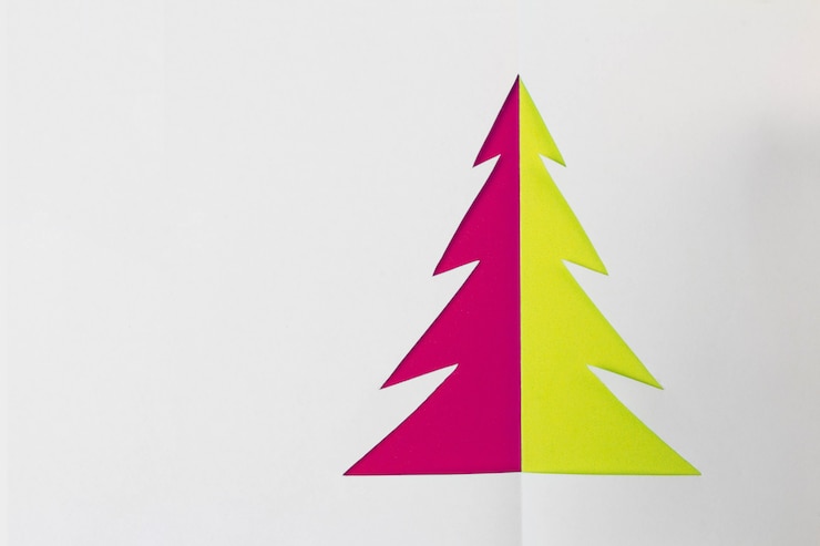 Photo arbre de noël coloré sur fond blanc