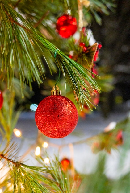 Photo arbre de noël coloré avec des ornements de noël à l'extérieur dans la nuit enneigée concept de nuit sainte