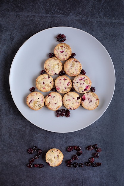 Arbre de Noël comestible fait de cookies sur fond sombre Chiffres créatifs Concept 2022 Nouvel An