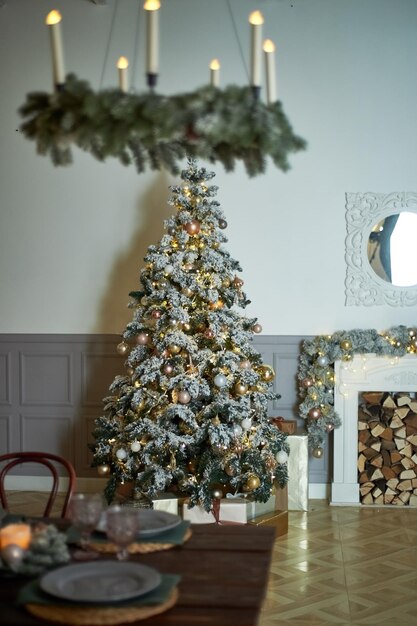 Arbre de Noël confortable avec des lumières de Noël et des boîtes de cadeaux Couleurs chaudescrépuscule intime