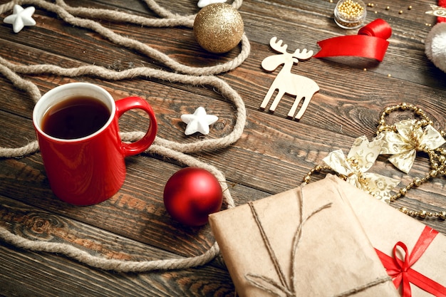 Arbre de Noël en corde sur une table en bois