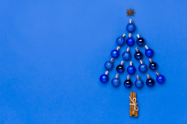 Arbre de Noël créatif en boule bleue et décoration en étoile isolé sur la couleur de l'année 2020